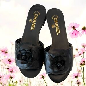 🆕💞CHANEL Black Lambskin Camellia Flower Sandals Mules Gold-Tone Hardware CC Logo